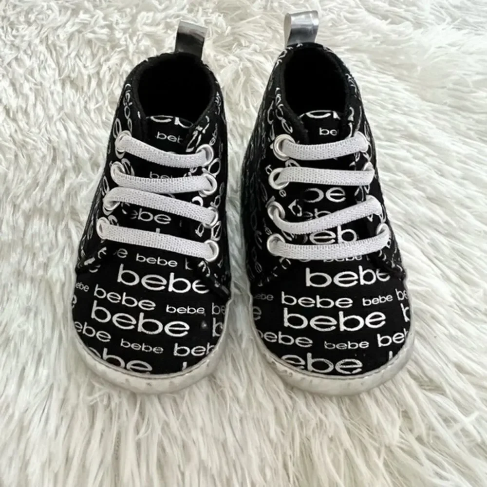 bebe Baby Crib Sneakers Size‎ 2 (3-6 months)